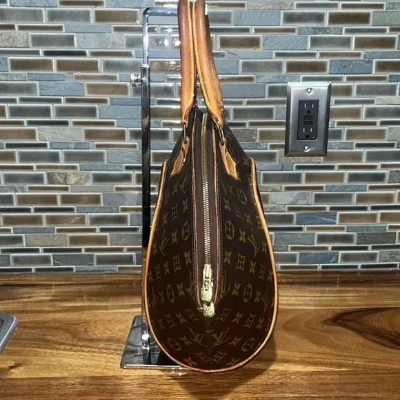 Authentic LOUIS VUITTON monogrammed Ellipse MM Handbag - Picture 3 of 9